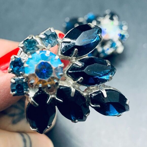 Vintage Earrings 1950s Blue Aurora Borealis Silver Tone Large Cluster Clip on - Picture 5 of 11